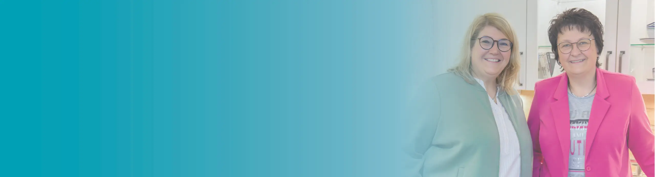 Zwei freundliche Küchenexpertinnen im modernen Küchenstudio beraten Kundinnen zur Küchenplanung. Professionelle Küchenberatung mit individueller Planung, hochwertigen Einbauküchen und persönlichem Service im Fachhandel.